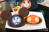 “ハイピリオン・ラウンジ スペシャルケーキセット”ティラミス 1,700円｜ディズニーアンバサダーホテル「ハイピリオン・ラウンジ」 ※イヤーハットは付属しません