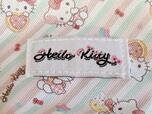 フロント下部には「HELLO KITTY」の織りタグ付き。ロゴにもリボンがついておりかわいい〜！