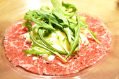 熟成和牛のカルパッチョセルバチコ添え