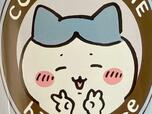 ピースをするハチワレはLINEスタンプ「ちいかわ（ピース）」」のもの。にっこり笑顔とちいこいおててがかわいすぎて泣けてきます…！