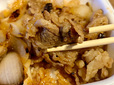 【吉野家 牛焼肉丼】牛カルビ肉は適度な厚みがあり、しっかりとした肉質が特徴