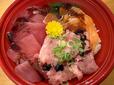 【ロピア 日本橋魚萬 三色丼B】醤油をかけると、つやがさらに増して食欲をそそる見た目になりました◎
