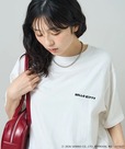【サンリオ×FREAK'S STORE】“HELLO KITTY”目隠し コミックプリントTシャツ　¥5,995／フロント部分はワンポイントでシンプルに