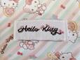 フロント下部には「HELLO KITTY」の織りタグ付き。ロゴにもリボンがついておりかわいい〜！