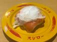 【スシロー オニオンサーモン】140円（税込）オニオンとマヨソースの主張に対し、サーモンの旨みが負けじと口に広がる絶妙なバランスの一品です