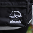 Colemanのロゴと、ウルトラマンが飛ぶ姿のイラスト刺しゅう入り【「コールマン×ウルトラマン」コラボ】