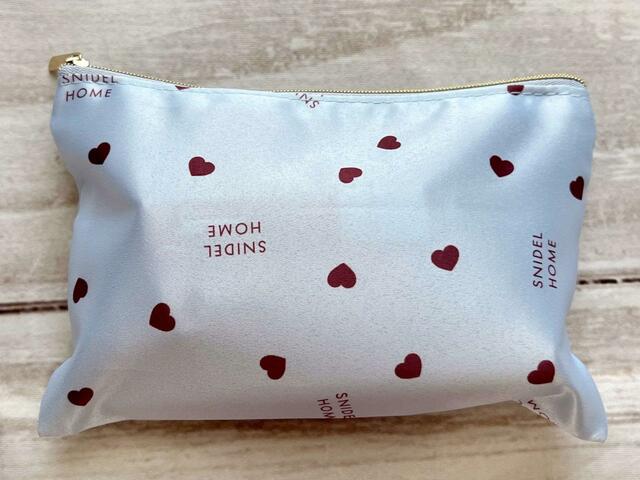 【MORE（モア）9・10月合併号】お出かけの時に持ち歩くコスメを入れてみました！