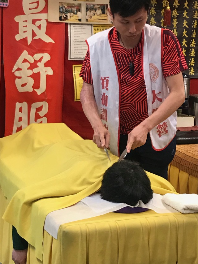 『中華世界刀療協會』には常に数人の刀療師がスタンバイ。包丁の重みがピンポイントでツボに効く