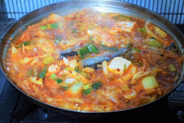 ソウル鍾路3街の大衆酒場の人気メニュー、コンチ(サンマ)キムチチゲ。缶詰のサンマの水煮がそのまま入っている