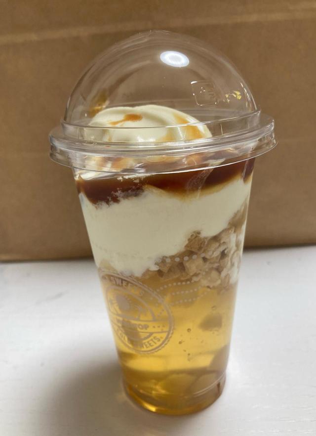 【ミニストップ グルクル 飲むキャラメルアップルパイ】何層にもなっていて見た目もかわいい