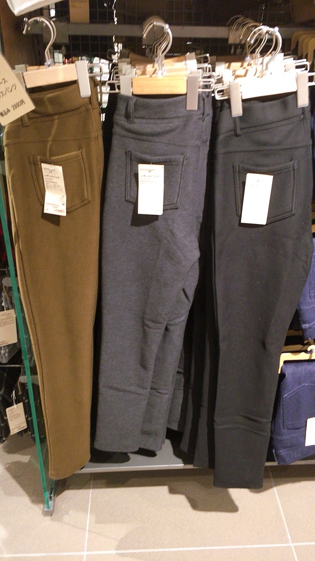 店舗にはブラウン、チャコールグレー、黒の3色がありました。