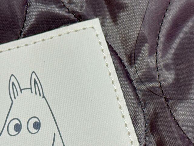 タグの素材はレザー調の生地。高見えするポイントになっています