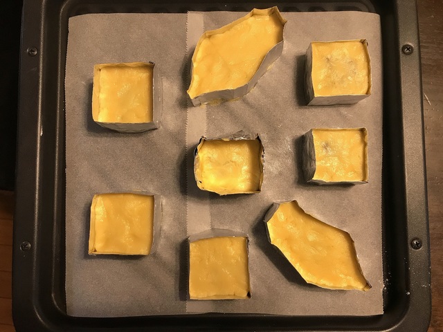 アルミホイルで型を作りパイナップルケーキの生地を詰めた状態。オーブンでの焼き時間は10分ほど