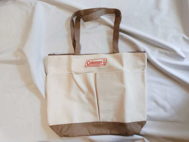 アイボリー×カーキの落ち着いたデザイン