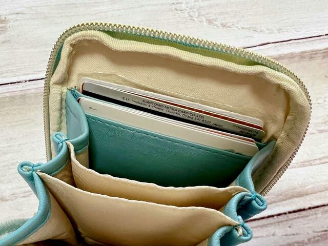 【ファッションセンターしまむら】「ちいかわ」レディース　ショルダーバッグ（ハチワレ）カードポケットにはカードが3枚ずつ、合計6枚のカードが入りました！