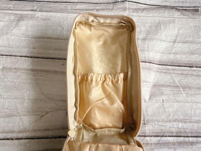 ギャザーポケットが2つついています。こちらは前面側のポケット