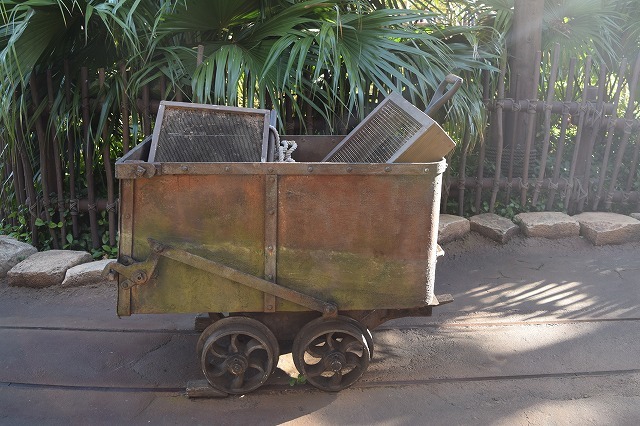 15. ×印の場所にあるトロッコを横から見ると…答えの絵と合致した。©Disney