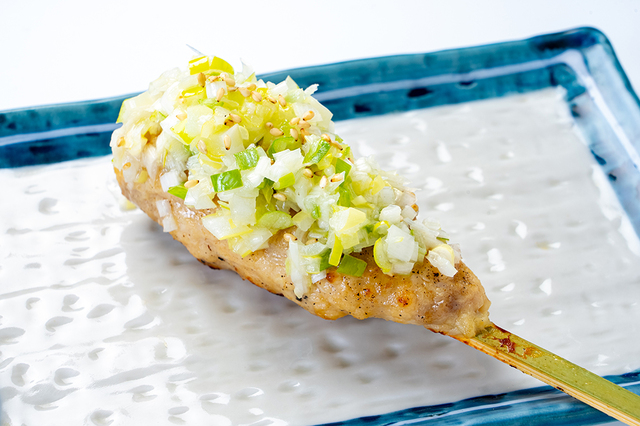 「【COOL】つくね～ネギ塩レモン～」＜284円（税込）＞【辛さのHOT？さっぱりのCOOL？ジャンボ焼き鳥が楽しめる「90分飲み放題付きコース」新登場】