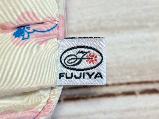 不二家の「Fマーク」の織りタグ付きで、コラボの特別感たっぷり