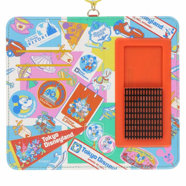 スマートフォンケース 3,800円|サイズ:縦約17×横約9cm各種、スマートフォン対応(最大対応サイズ:縦158×横78×厚み10mm)|東京ディズニーリゾート40周年“ドリームゴーラウンド”「MEMORY-GO-ROUND」グッズ|発売日:2023年6月13日(月)|販売店舗:東京ディズニーランド「グランドエンポーリアム」、東京ディズニーシー「エンポーリオ」