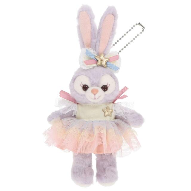 ぬいぐるみバッジ 2,600円｜高さ約19cm｜「ダッフィー＆フレンズのフロム・オール・オブ・アス」グッズ｜東京ディズニーリゾート40周年“ドリームゴーラウンド”｜発売日：2023年4月10日（月）｜販売店舗：東京ディズニーシー「マクダックス・デパートメントストア」