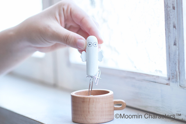 ムーミン【ニョロニョロ クリップホルダー】1,980円(税込)寸法:(カップ)約幅71×奥行55×高さ35mm (人形)約幅29×奥行15×高さ51mm