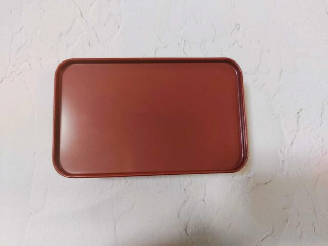 缶の裏面は、落ち着いたワインレッドのようなカラー