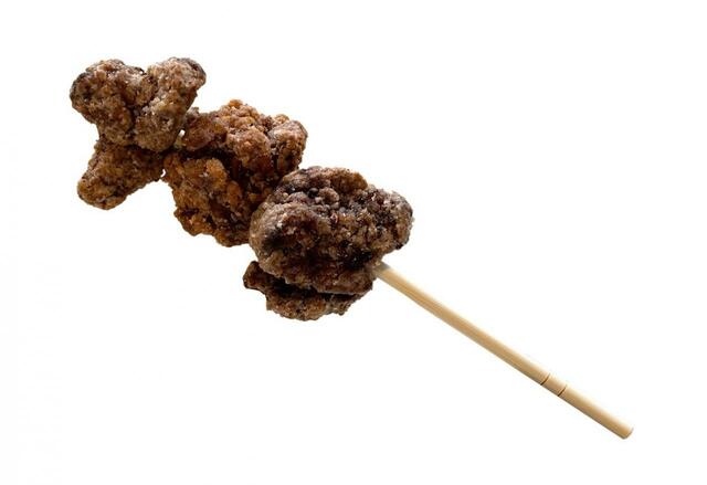 【東北自動車道・佐野SA(下り線)】ソースダレに漬け込んだ黒からあげ棒 画像提供：東日本高速道路(株)