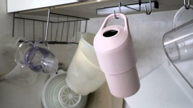 【ニトリ ペットボトルホルダー】持ち手部分は吊り下げ収納に掛けたりストラップを付けるのにも便利！