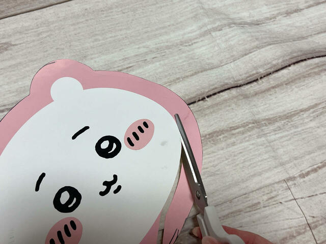 ちいかわのお顔を輪郭に沿って切り取ります