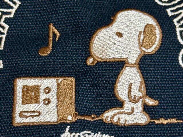 ベージュやブラウン系で刺しゅうされたスヌーピーが、クラシックな雰囲気と上品さをプラス♪