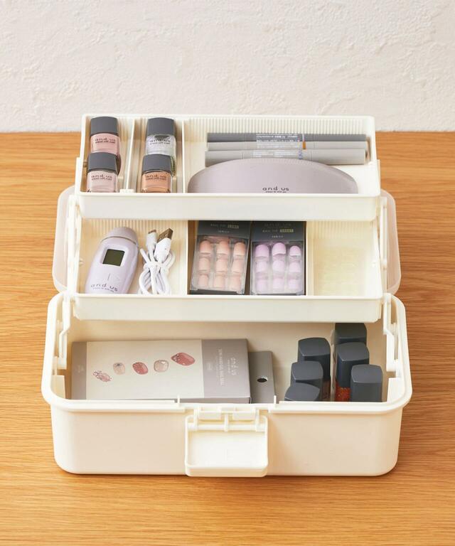【3COINS×新生活おすすめグッズ】「ツールボックスミニ」770円（税込）仕切り付きでコスメや雑貨などの細かいものの収納に向いています