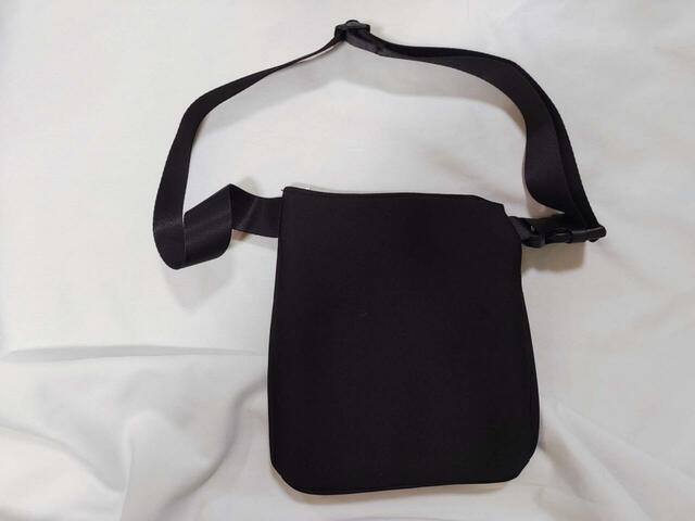 裏面はシンプルな無地