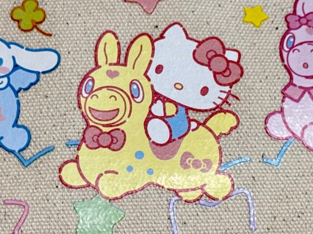 キティちゃんはイエローのロディに乗って登場。キティちゃんのトレードマークのリボンがあしらわれたロディもかわいい!