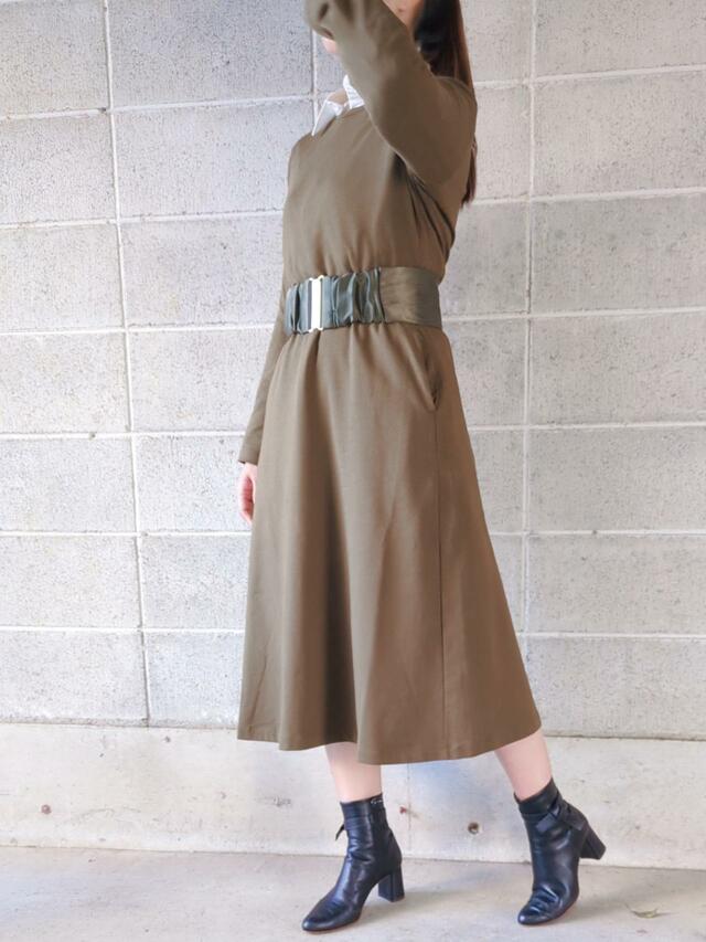 【UNIQLO コットンブレンドフレアワンピース（長袖）】シャツやベルトを合わせるとまた違った印象に