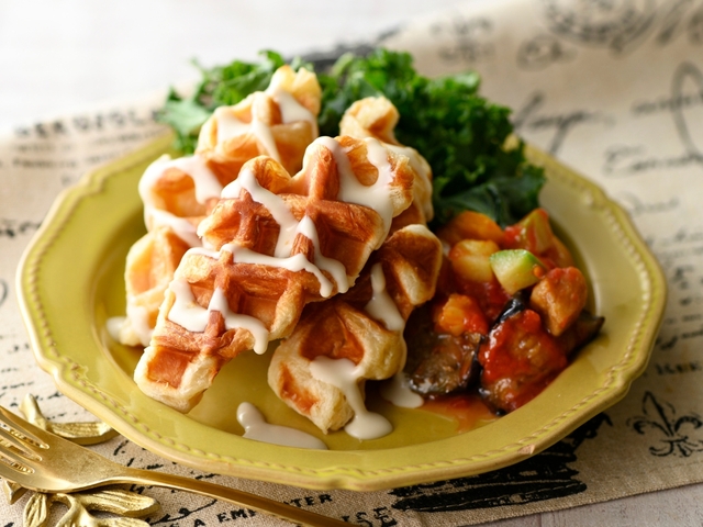 「セルフメイクで楽しめるクロッフル」【【食べ放題】サクモチ食感スイーツ『クロッフル』にゴロッと果実の『白桃ソース』が期間限定で登場！】