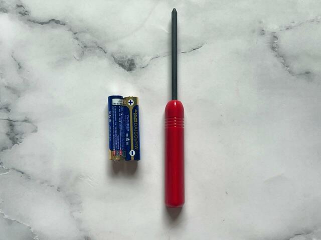 単4系アルカリ乾電池2本とプラスドライバーが必要！