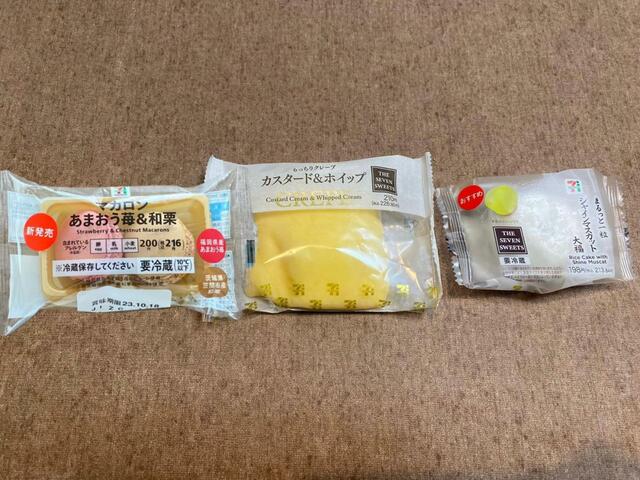 【セブン-イレブン】左からマカロン、もっちりクレープ、シャインマスカット大福