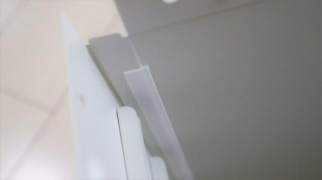 【IKEA クヴィッスレ レタートレイ】背面の板の両端は、側面の板の角の内側に入れる