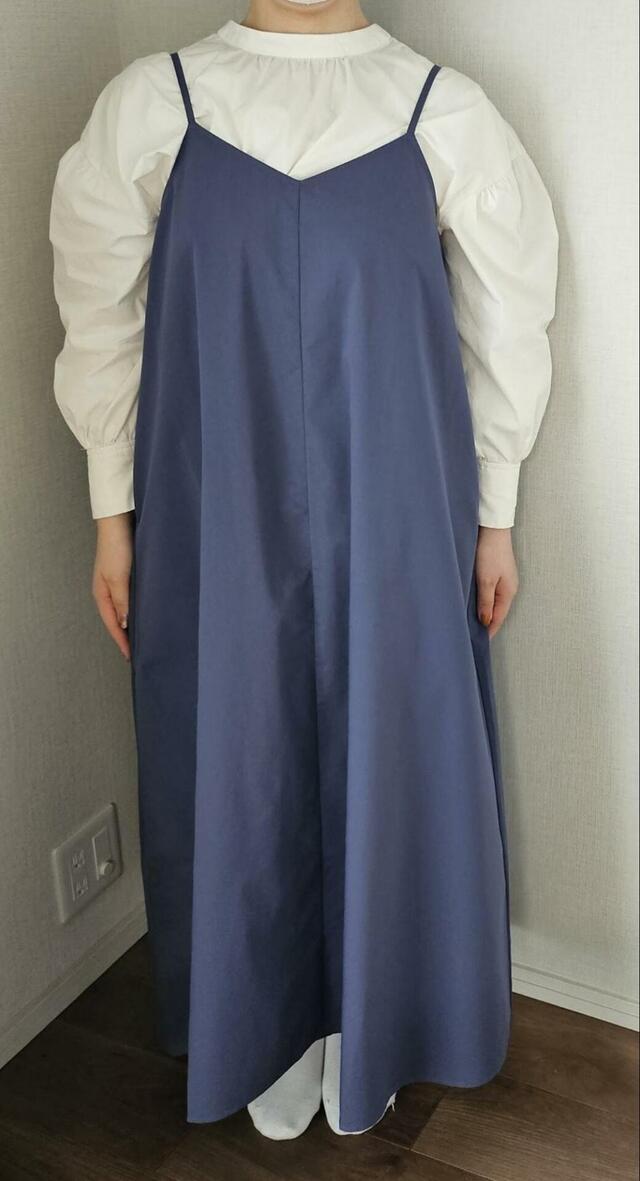 【無印良品 乾きやすいブロードキャミソールワンピース】ほどよいハリのある生地で、広がりすぎない自然なAラインをキープしてくれます