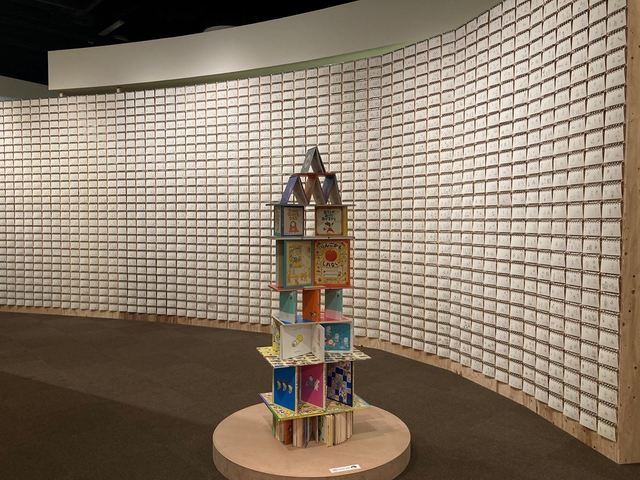 アイデアスケッチで壁一面が埋め尽くされている