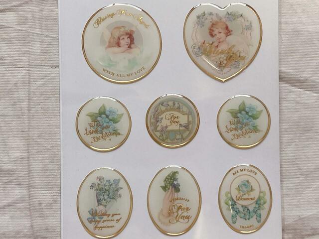 シールの縁やロゴがゴールドなので高級感がありますね♪