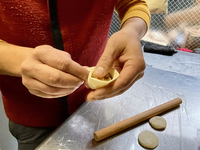 【MOMO Stand Tokyo】モモの生地に餡を包み、きれいに仕上げていた