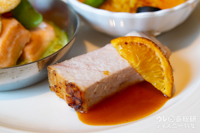 ローストポーク スパイス香るオレンジソース（ランチのみ）｜“ディズニー・イースター”ランチブッフェ／ディナーブッフェ｜東京ディズニーシー・ホテルミラコスタ「オチェーアノ」