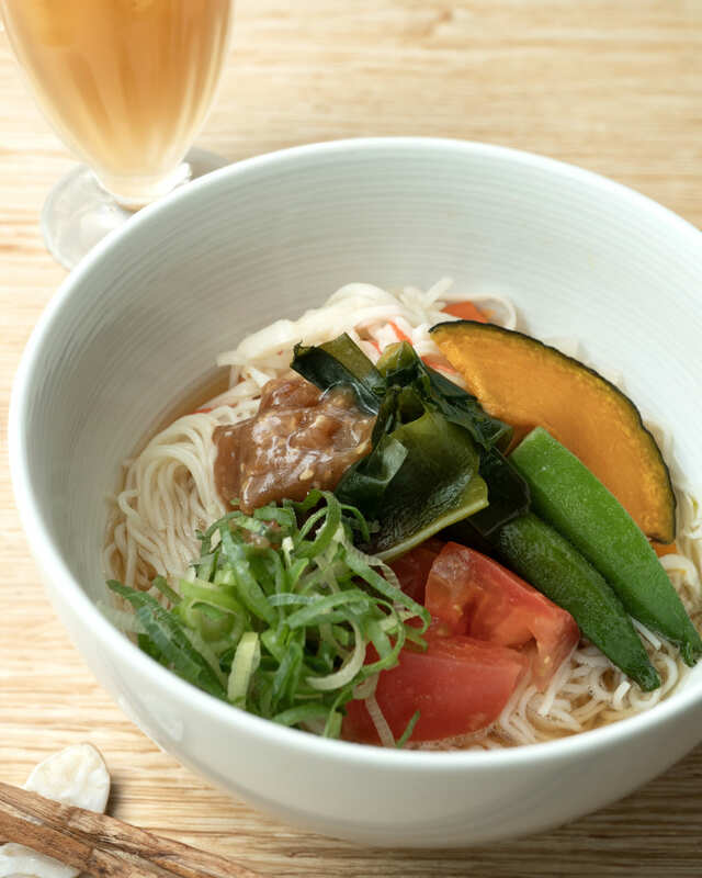 【成城石井「成城石井自家製 紀州産梅ダレと土佐酢で和えた野菜で食べるそうめん」539円】出汁の香りが食欲をそそる一杯