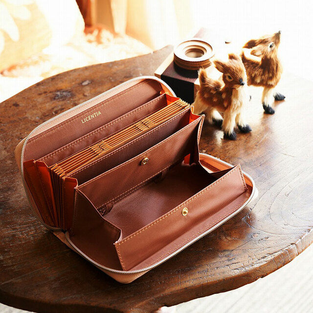 レシートと小銭が分かれるLICENTIA地図柄財布BOOK　2,959円（税込）