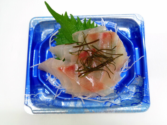 「刺身 自家製昆布〆 真鯛」小サイズ 300円(税込)