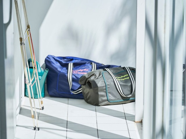 「たためる大きなかばん」カラーはカーキとネイビーの2色展開