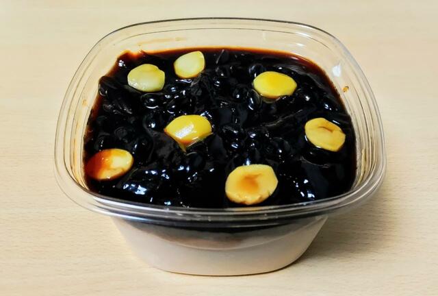 【コストコ　ほうじ茶プリン　1P　1798円】プリンの上には、黒糖ゼリーと栗甘露煮、黒豆がたっぷり