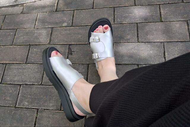 【GLOBAL WORK らくっションストラップサンダル】最初にベルトの調整さえすれば、あとは足を入れてかかとを整えるだけですぐ履けます◎
